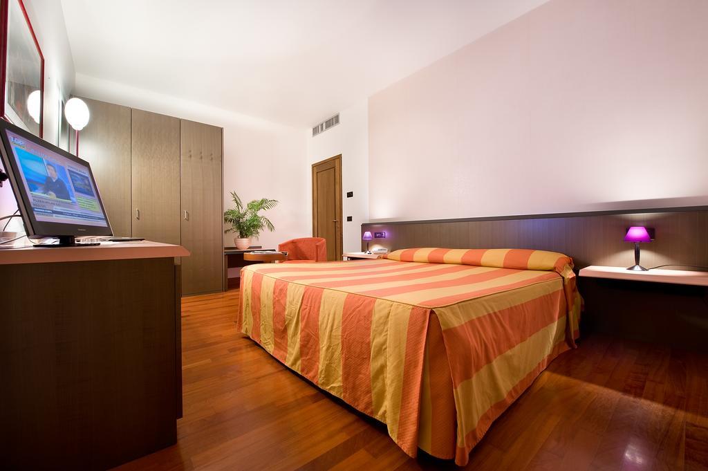 Hotel Campelli Sondrio Rum bild